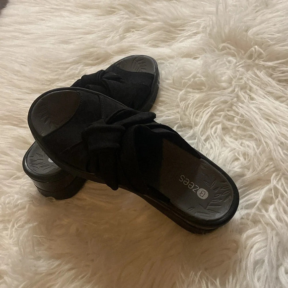BZees Black Wedged Open Toe Sandals Washable Size 7 - Picture 7 of 8